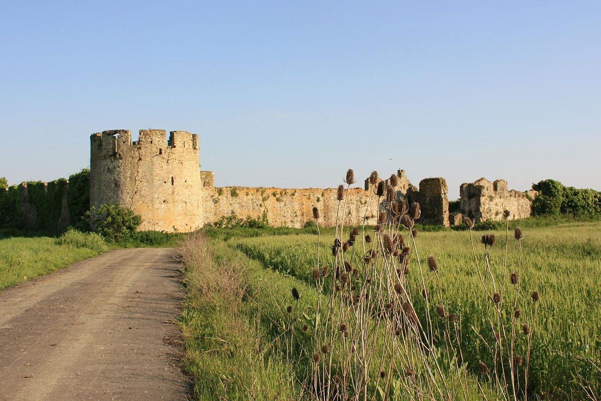 644b75f7611e4-1200px-Castle_of_Bashtove